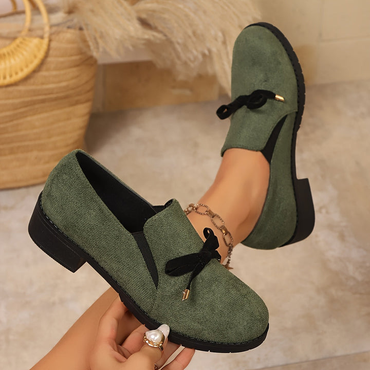 Trendiga damloafers i neutral beige nyans för alla tillfällen