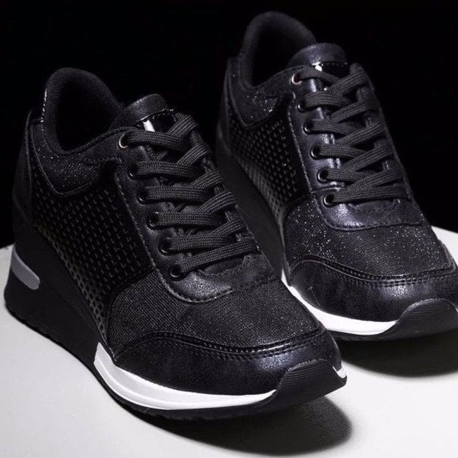 Stilrena sneakers med kilklack för damer från sidan i ljus färg