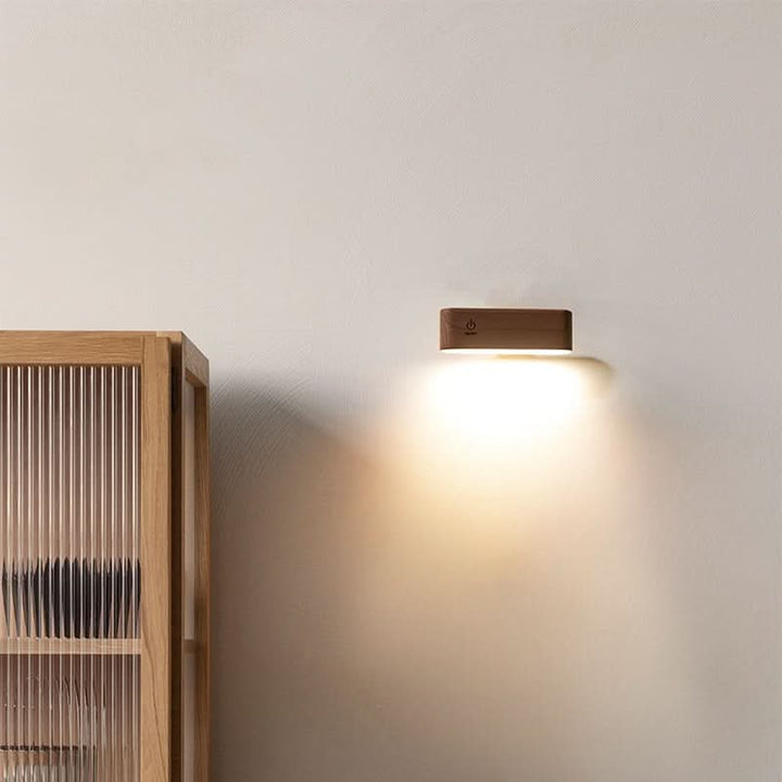 Trådlös skrivbordslampa i trä monterad på vägg med varmt sken