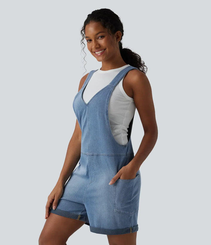 Kort damoverall i ljus denim med V-ringning och praktiska fickor framifrån