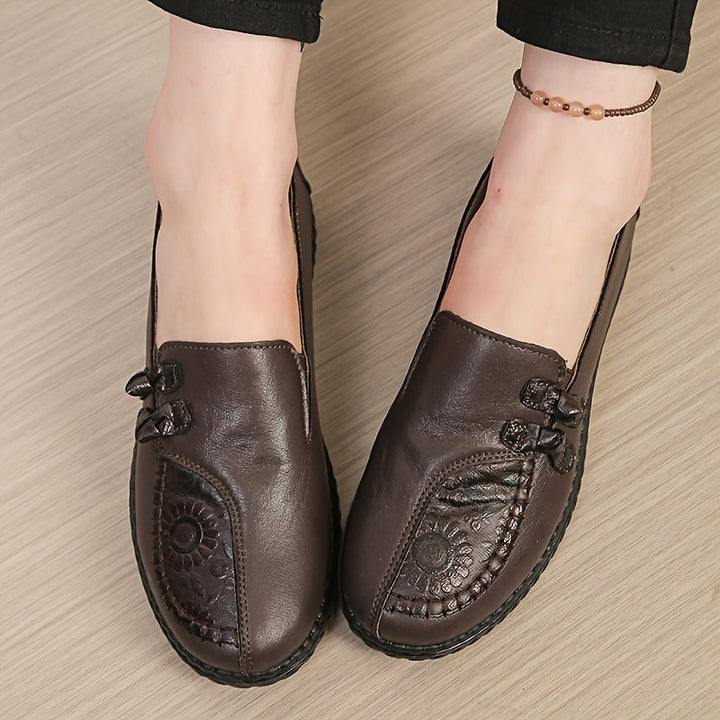 Mörkbruna slip-on-loafers i mjukt utförande sett uppifrån