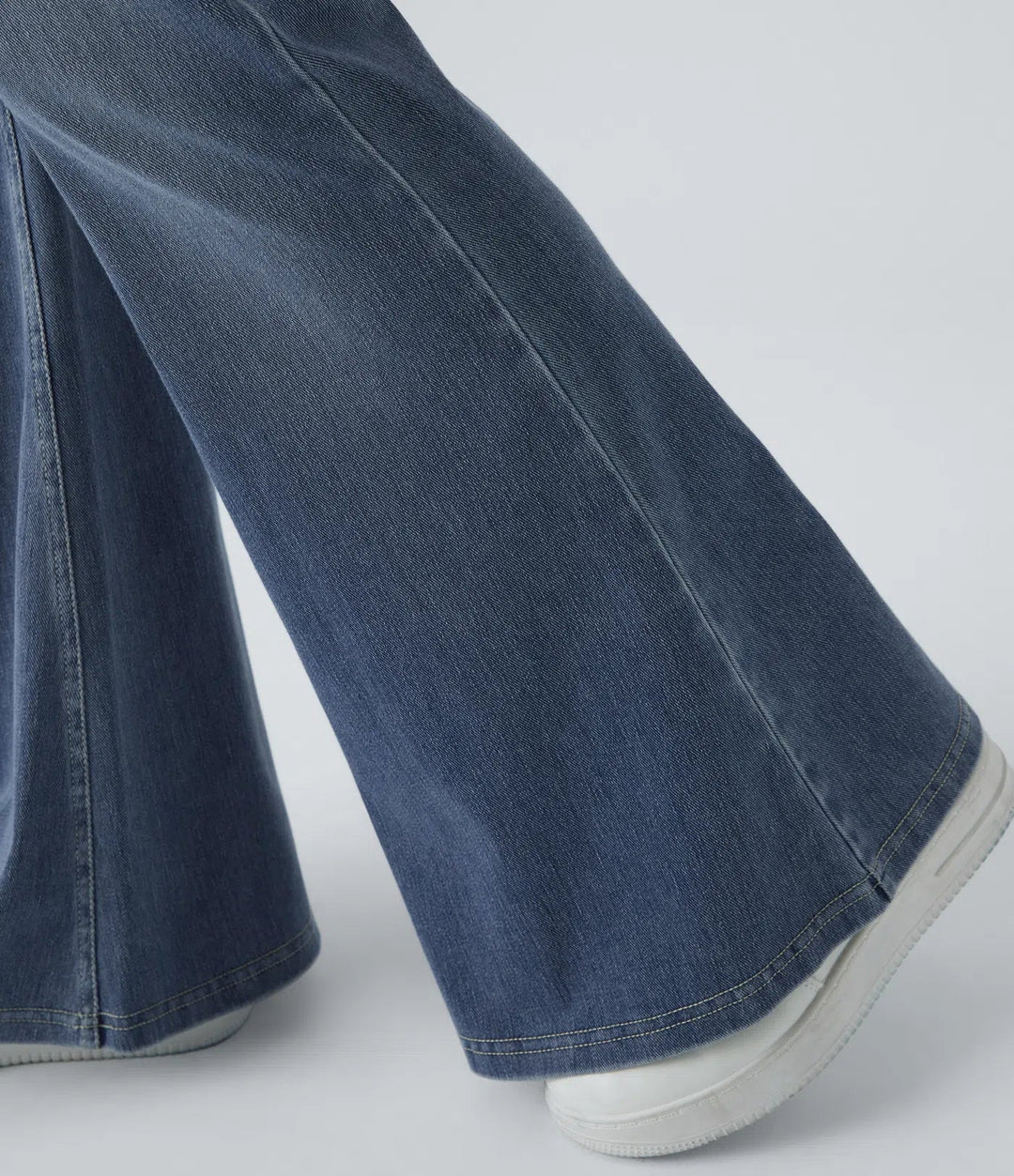 Klassiska utsvängda stretchjeans i dammodell med hög midja
