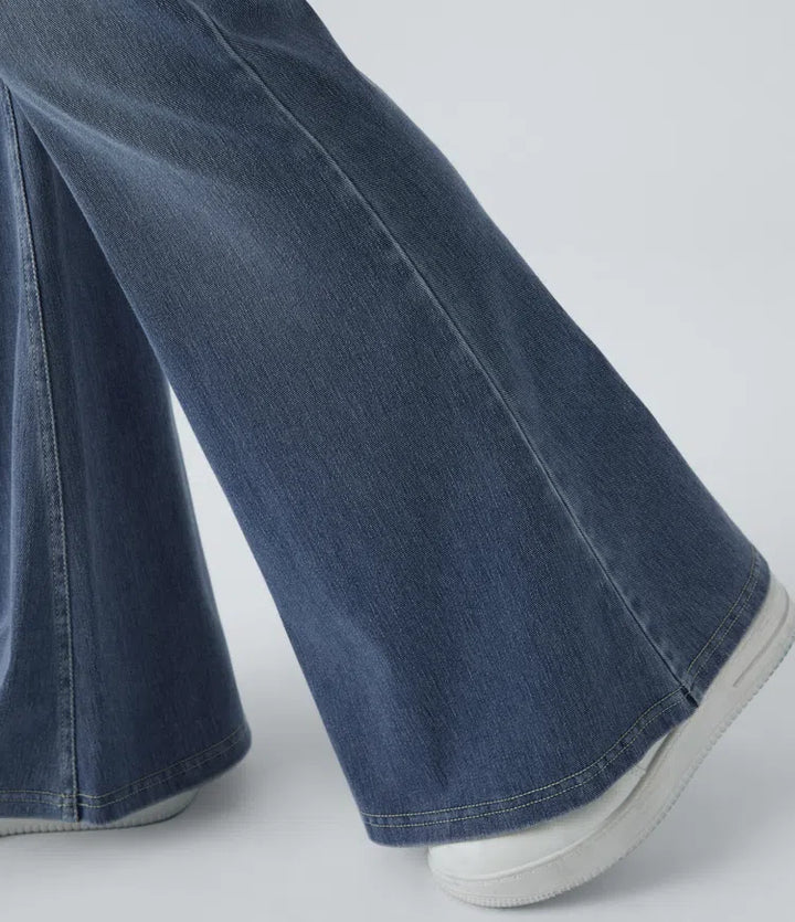 Snygga utsvängda stretchjeans för dam med crossover-detalj i midjan