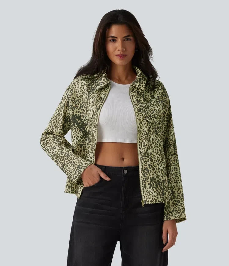Modell iförd leopardmönstrad damjacka framifrån med dragkedja