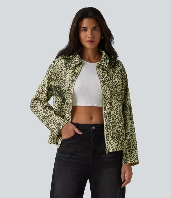 Modell iförd leopardmönstrad damjacka framifrån med dragkedja