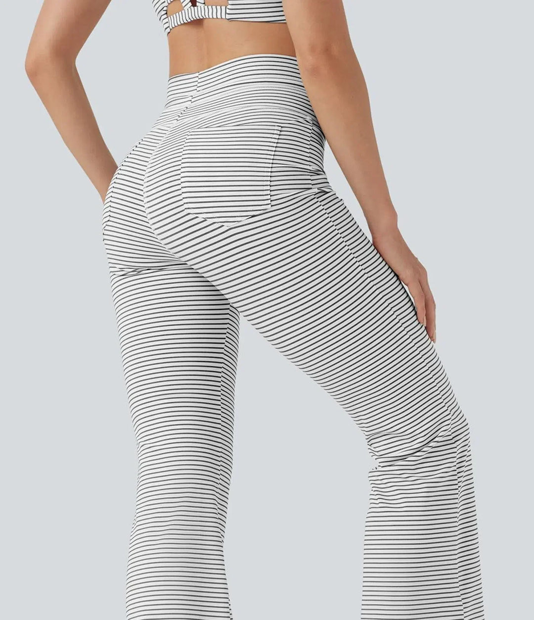 Helhetsbild på randiga utsvängda yogabyxor med hög midja och fickor