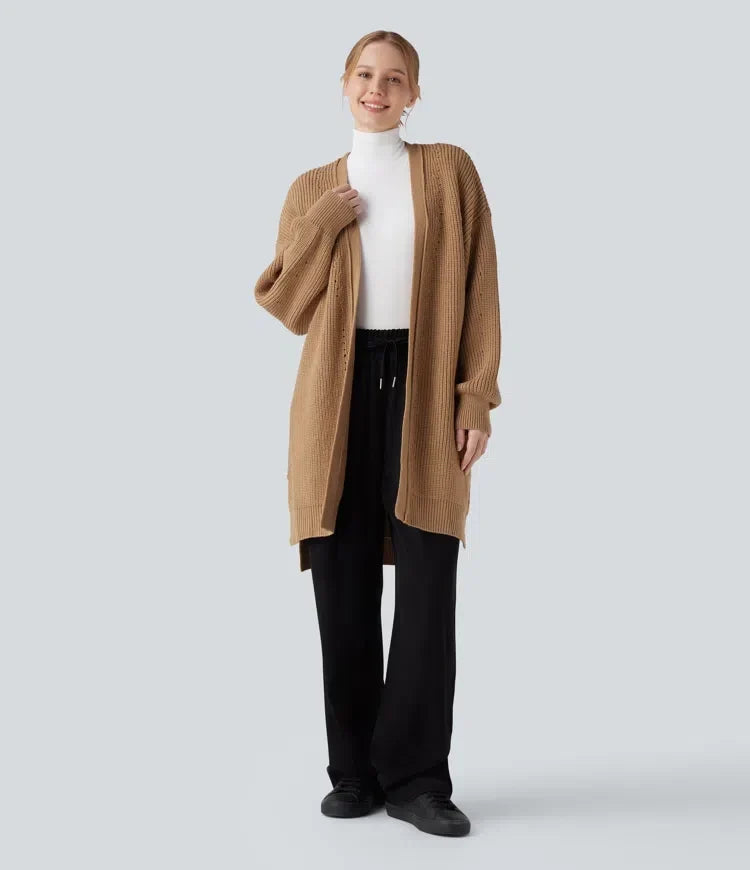 Kvinna som bär en lång beige stickad damcardigan framifrån