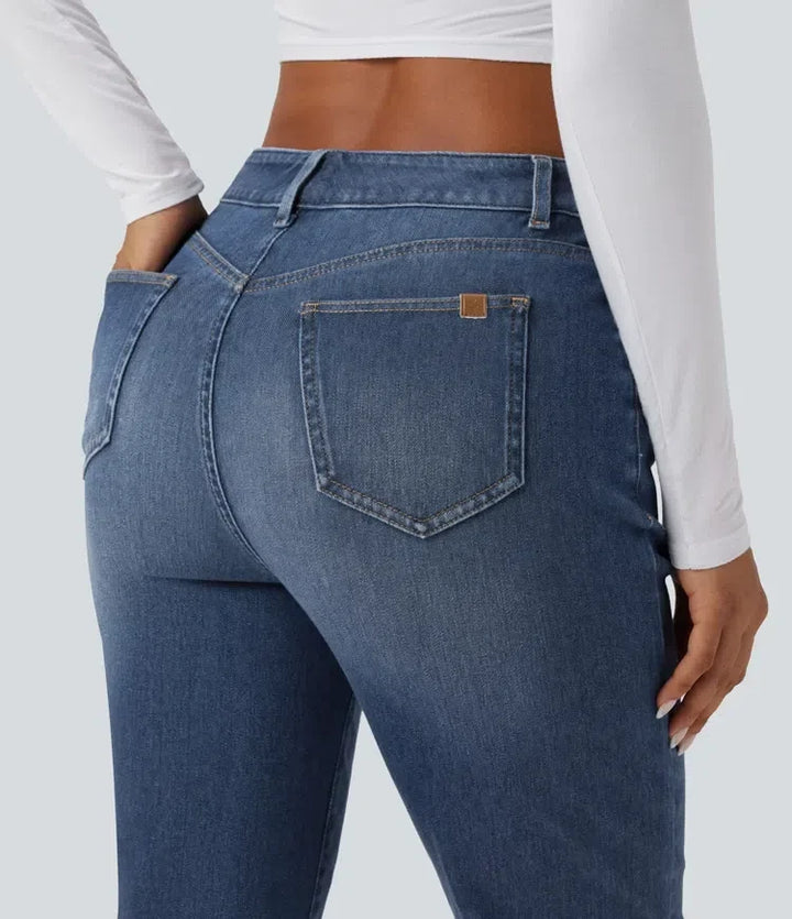 Närbild på midja och knäppning på högmidjade stretchjeans för dam
