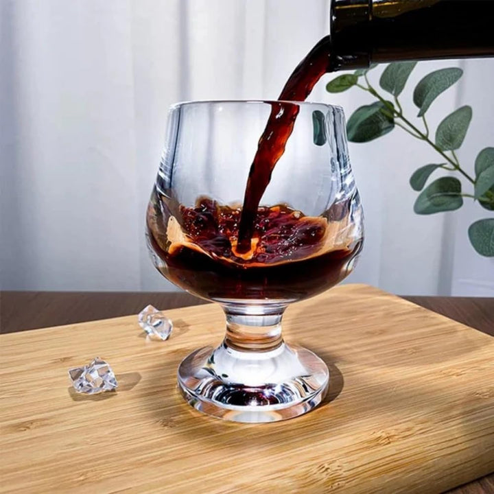 Klassiskt kristallglas för drinkservering och stilren barinredning