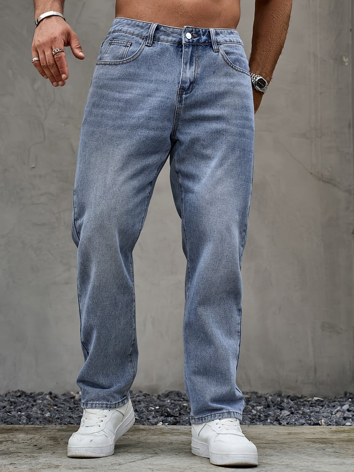Närbild på knappstängning och hällor på herrjeans
