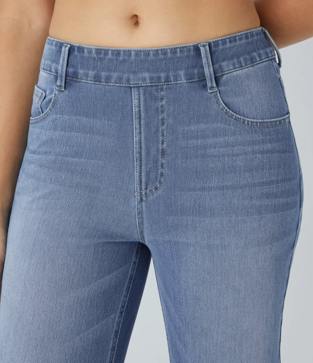 Bootcut-slits och benavslut på trendiga damjeans för vardagsbruk