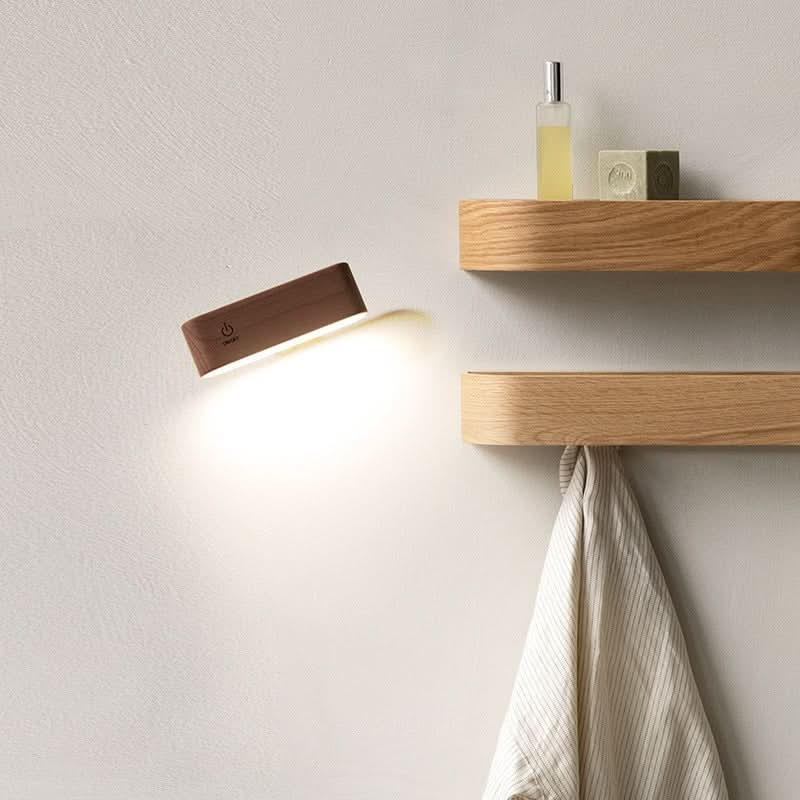 Vinklad trälampa placerad bredvid trähyllor i minimalistisk stil