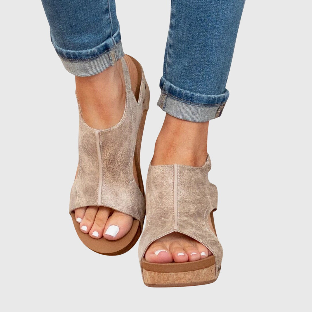 Damortopediska sandaler Willa i beige färg visade framifrån
