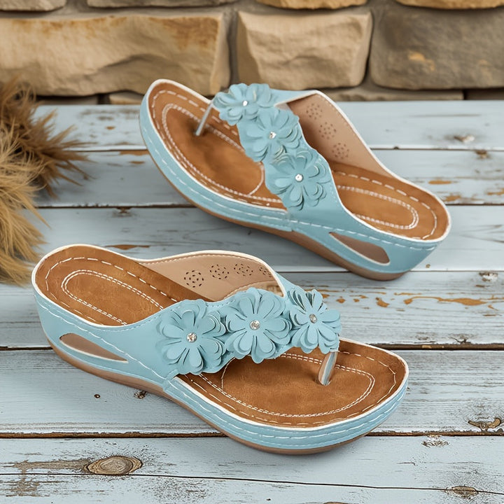 Stilrena vardagsskor i sandalmodell med blommigt motiv för dam