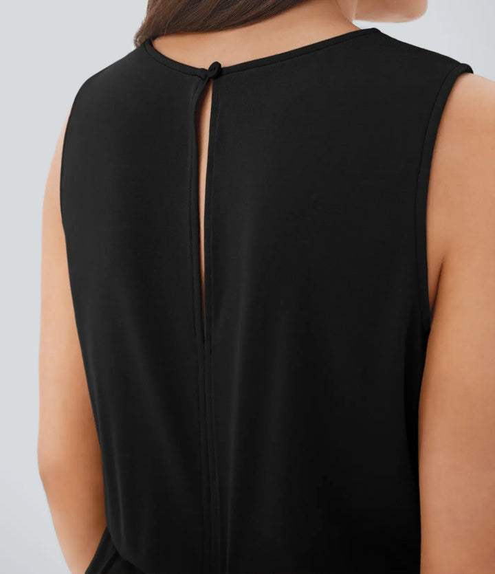 Svart ärmlös jumpsuit för dam med dragsko i midjan visad framifrån