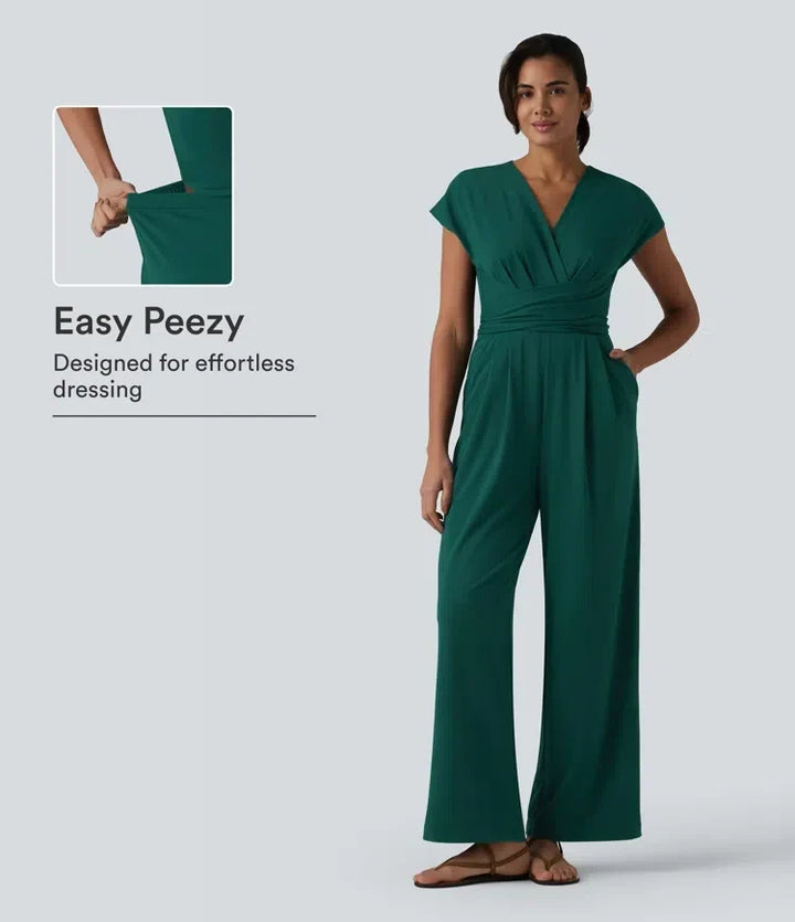 Kvinna som bär grön kortärmad arbetsjumpsuit framifrån med fokus på Easy Peezy-funktion