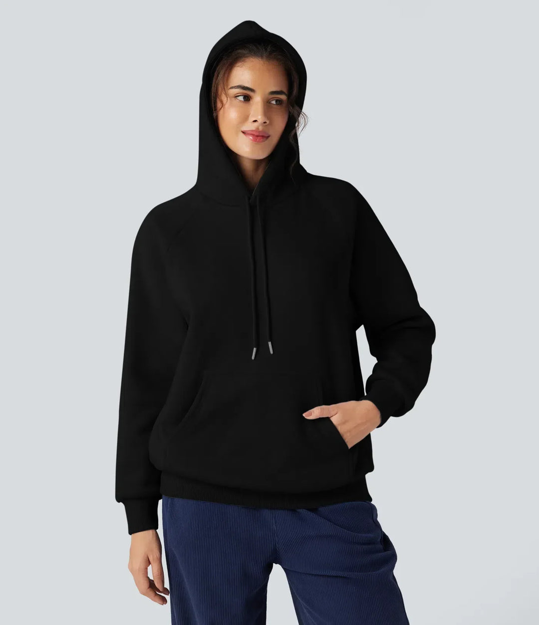 Närbild på tyg och muddar på en varm fleece hoodie för dam