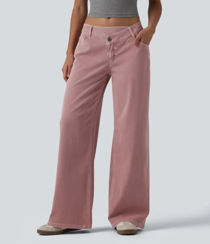 Framifrån av dam i färgstarka vida jeans med låg midja