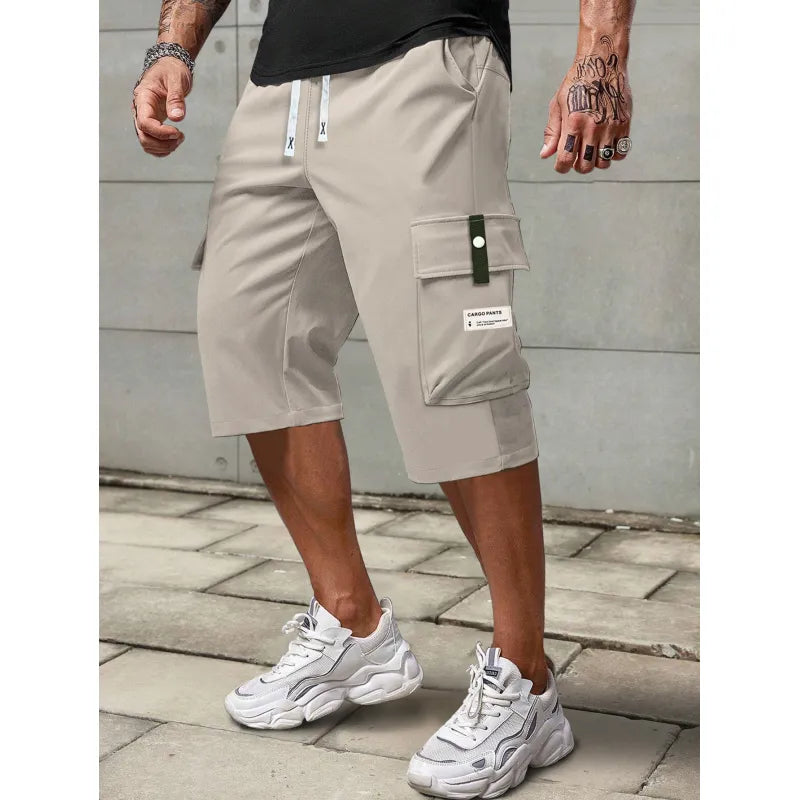Man i kaki cargoshorts med dragsko i midjan utomhus