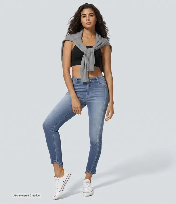 Helnöjd modell som bär bekväma skinny jeans för vardagsbruk
