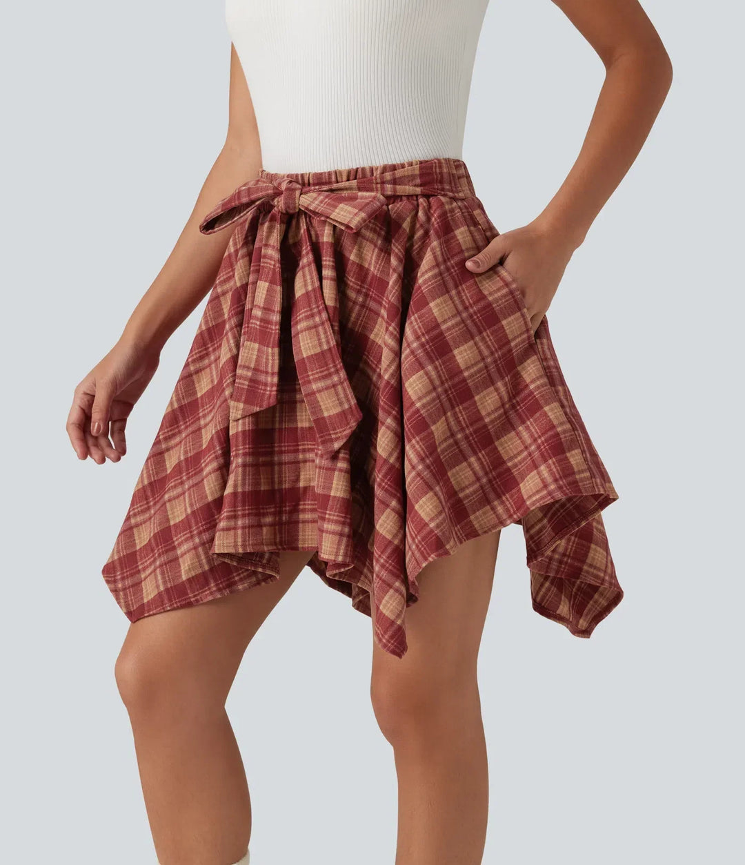 Bakre vy av högmidjad rutig damkjol med inbyggda shorts