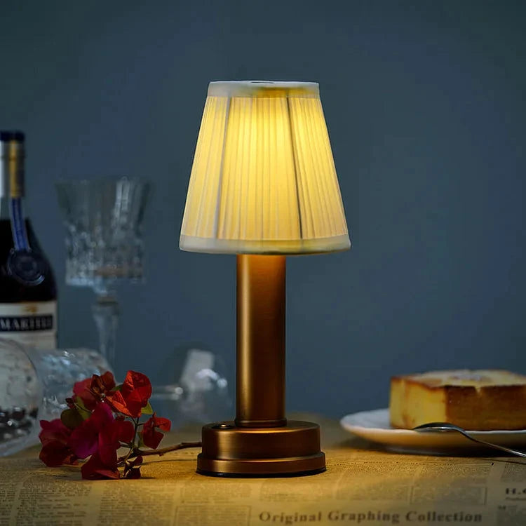 Visning av den bärbara bordslampans undersida med laddningsport