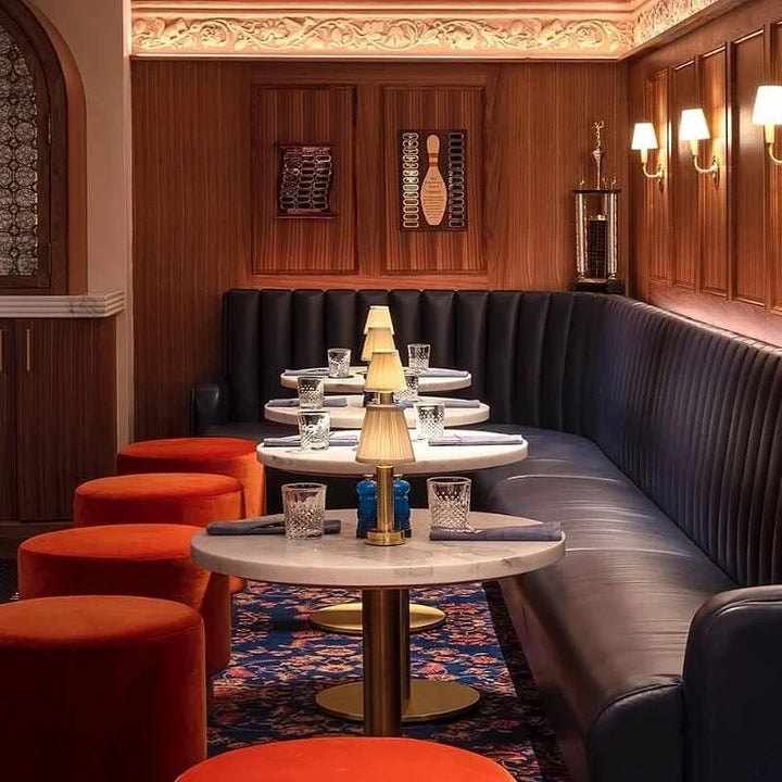 Stämningsfull belysning med flera bordslampor i restaurangmiljö