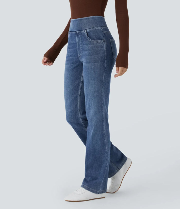 Detalj på dubbla sömmar på blå denimbyxor