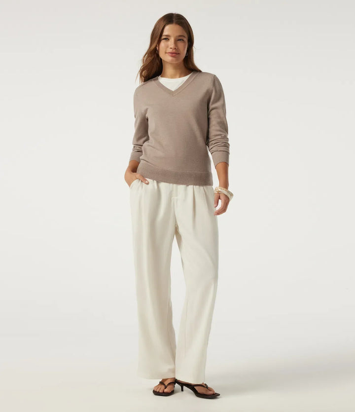 Snygg beige topp för damer med lång ärm och klassisk skärning