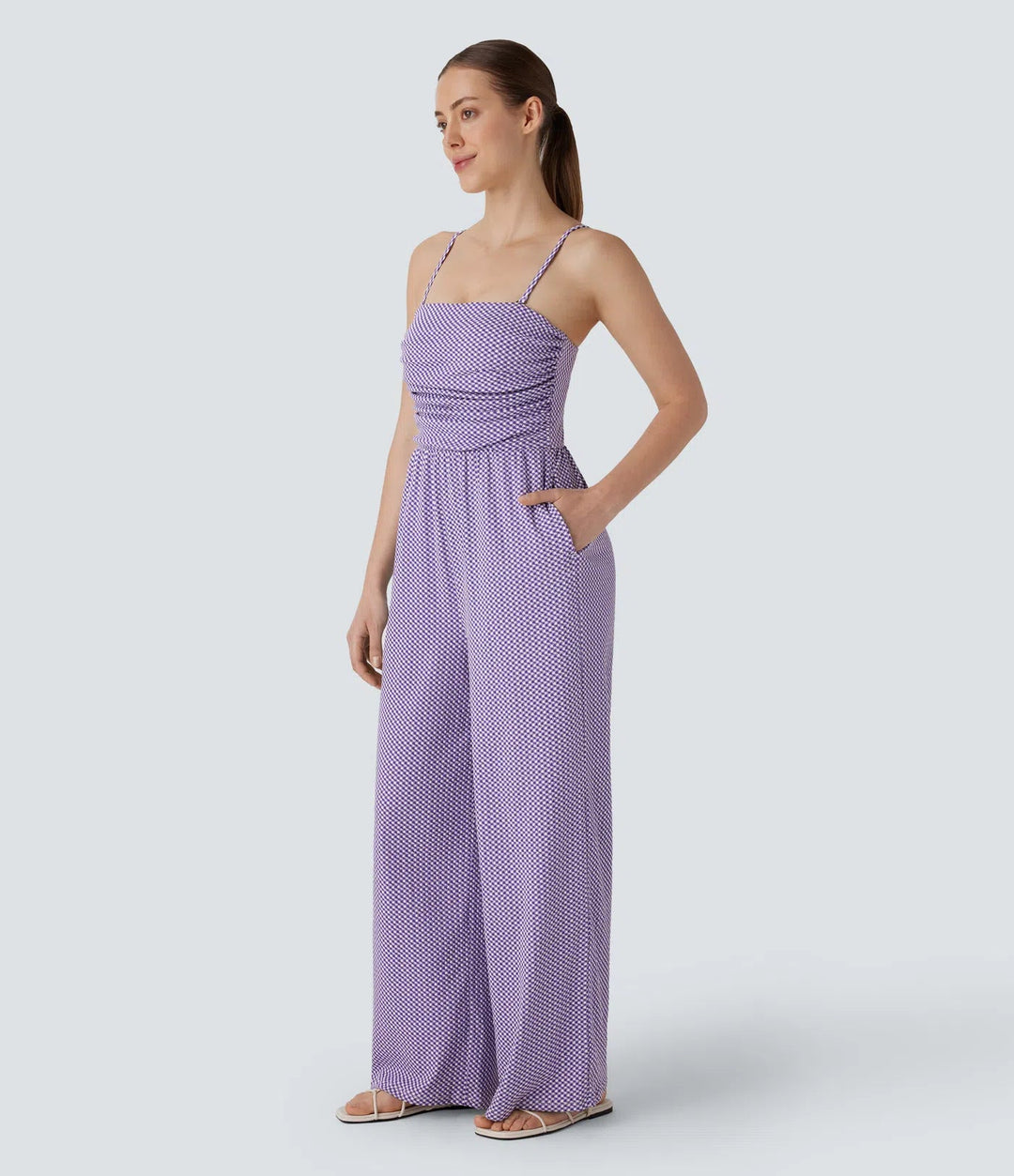 Rutig damjumpsuit med fickor bakifrån visad för vardagsstil
