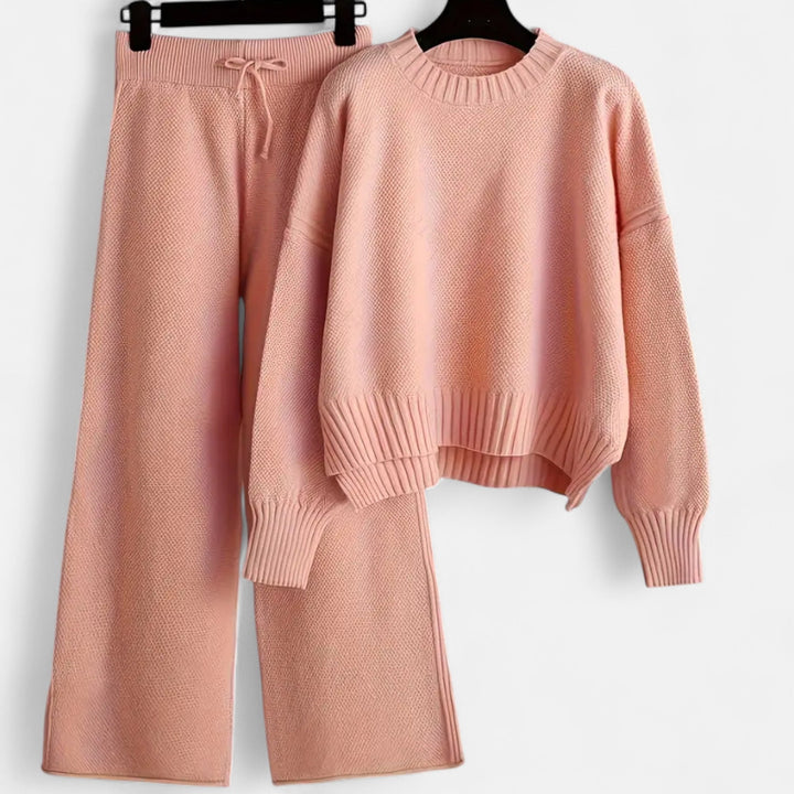 Rosa stickat set med tröja och vida byxor på galge