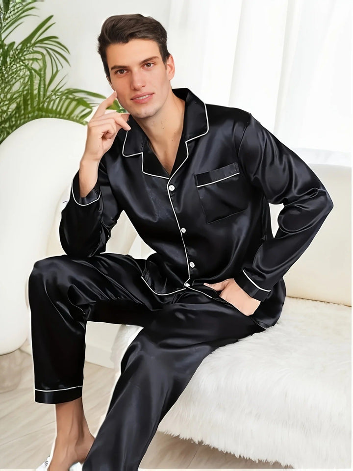 Elegant herrpyjamas i svart satin med knappar, perfekt som nattkläder för män.