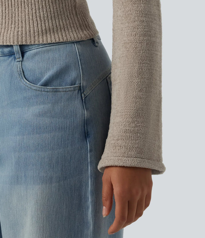 Stickad damtröja med dragkedja, huva och fina volangärmar i beige nyans