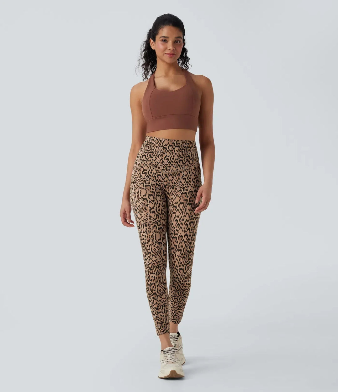 Helhetsbild av leopardmönstrade yogaleggings för aktiva kvinnor