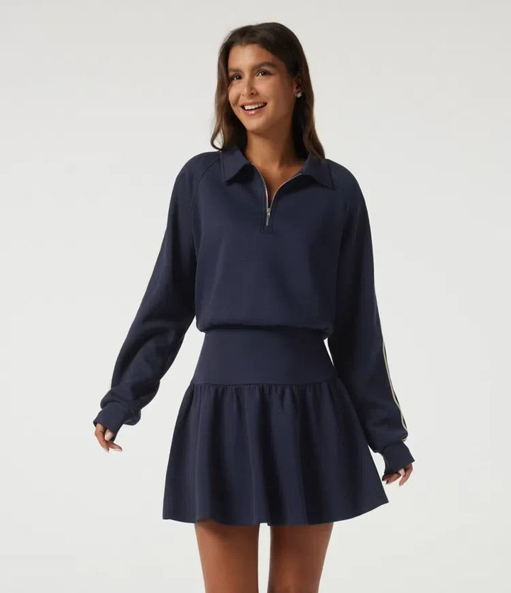 Helhetsbildframifrån av mörkblå sweatshirtklänning med dragkedja