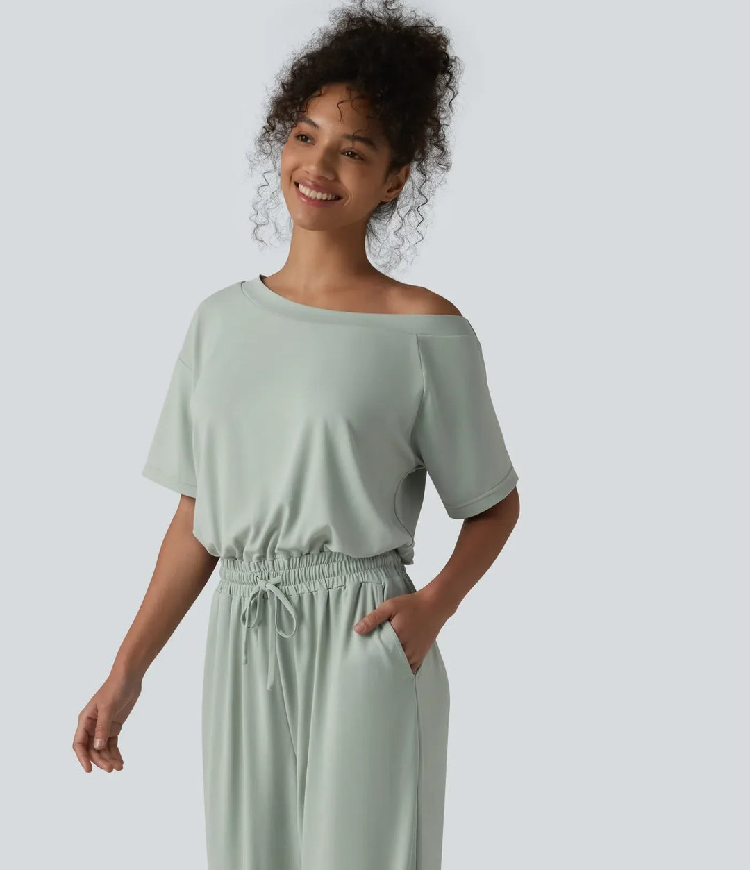 Baggy damjumpsuit med båtringning och praktiska fickor i en avslappnad stil
