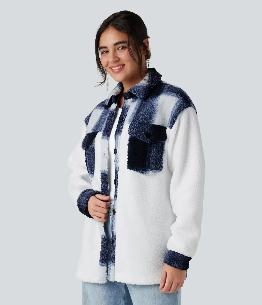 Närbild på den rutiga sherpajackans krage och knäppning