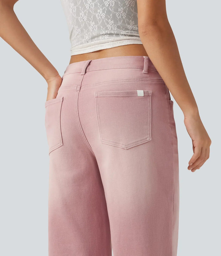 Baksida av vida damjeans i färgstark stil
