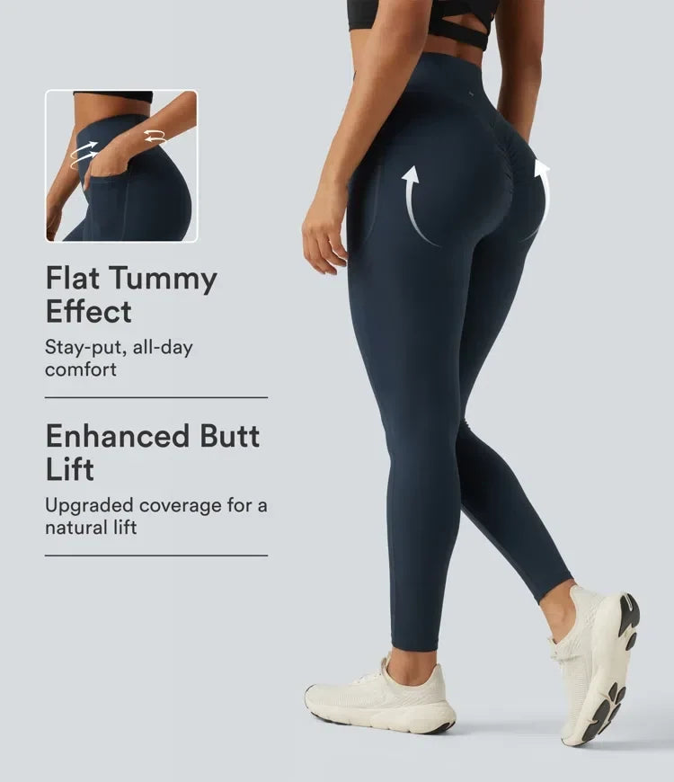 Bakre vy av mörkblå träningsleggings med rumplyft och sidoficka