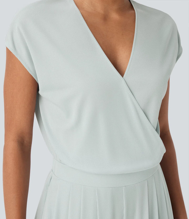 Stilren damjumpsuit med v-ringad hals och textur i tyget