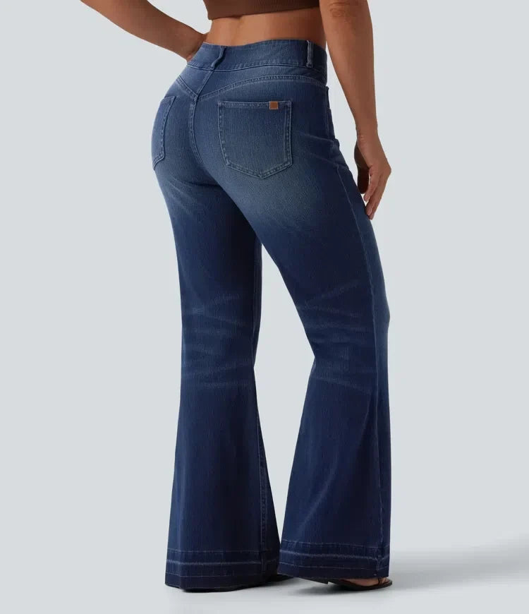 Bakifrån av dam i mörkblå utsvängda jeans med fickor