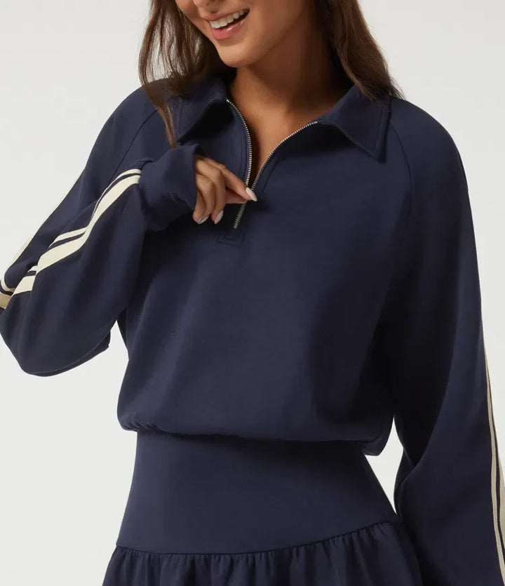 Svart långärmad sweatshirtklänning för dam med slagkrage och sportiga sidoränder