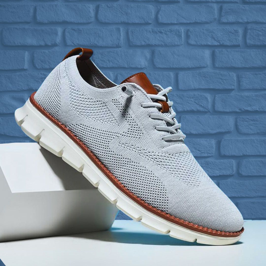Hälparti på bekväma sneakers för män med stabil passform