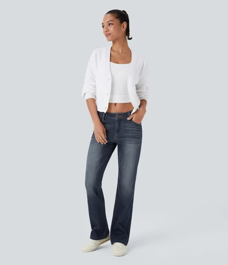Snygga damjeans med bootcut-ben och låg midja visade från sidan