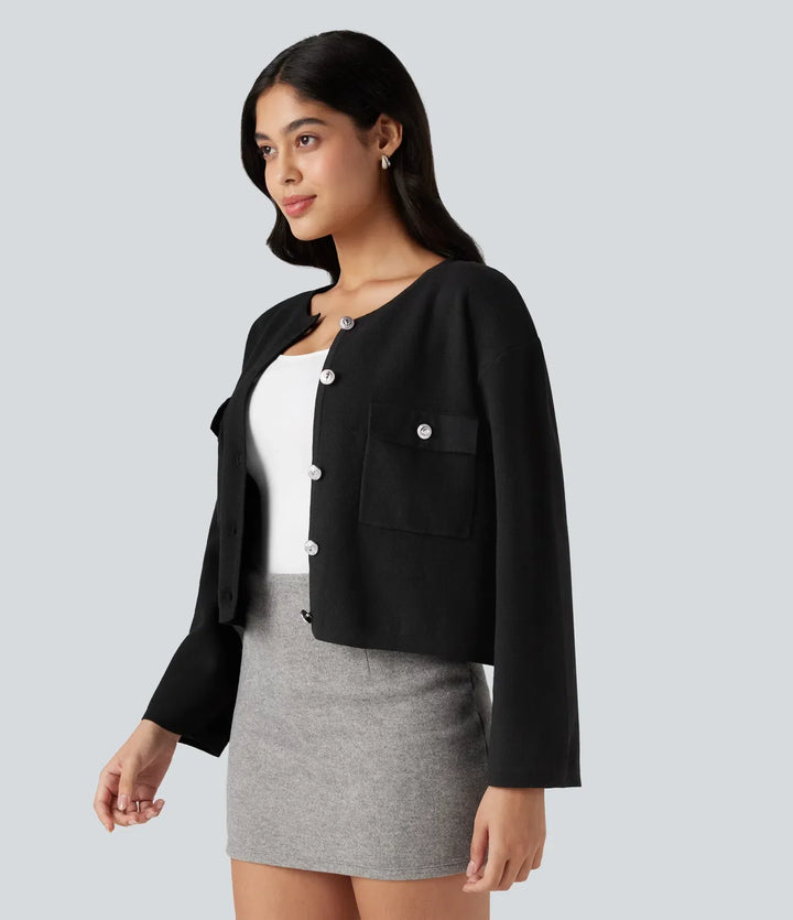 Sida av svart långärmad cardigan med knappar och fickor