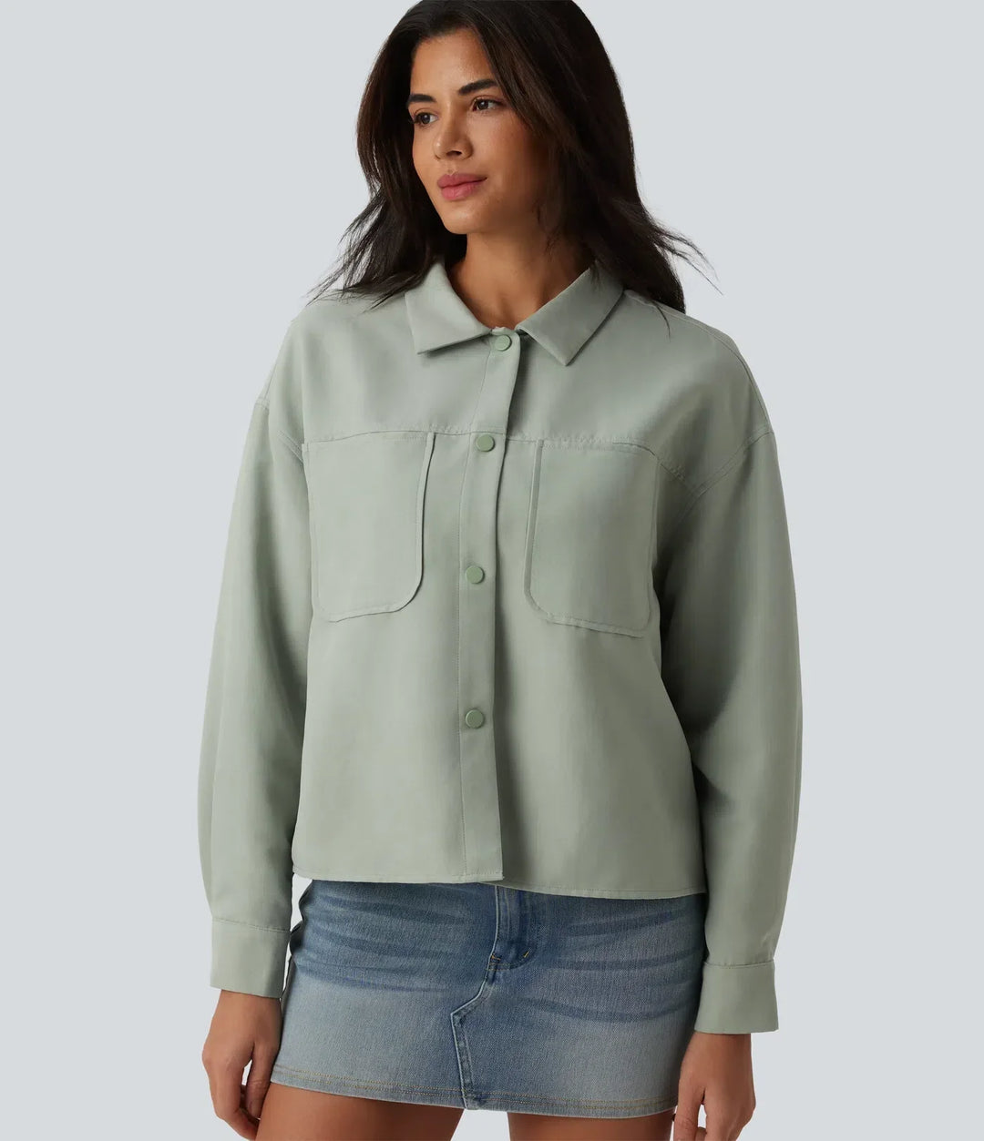 Närbild på damjackans knäppning och eleganta krage