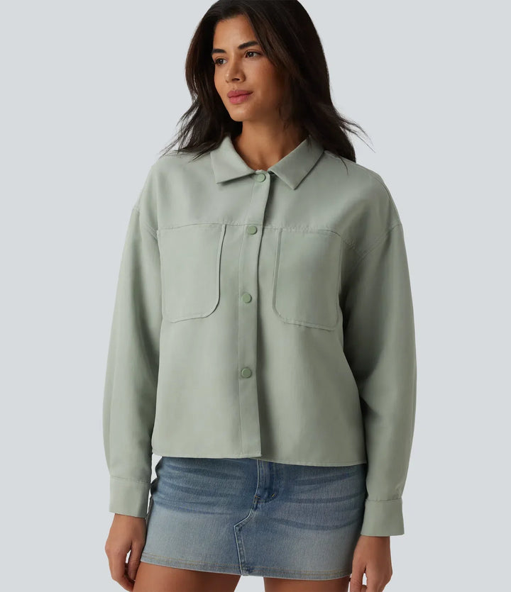 Närbild på damjackans knäppning och eleganta krage