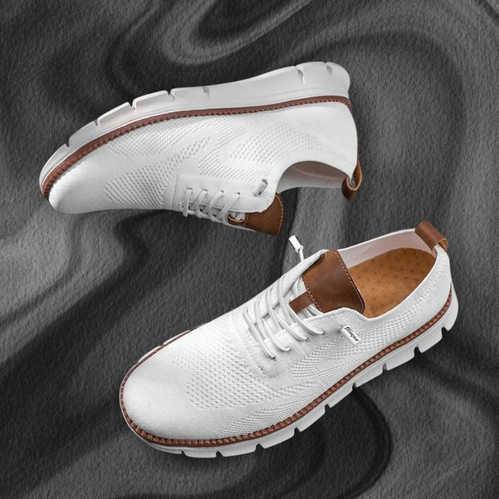 Vita Lucas sneakers med snörning på mörk bakgrund