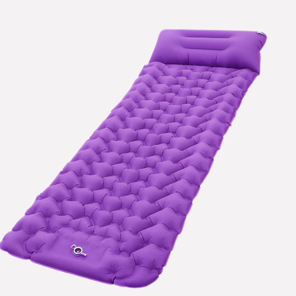 Närbild på den inbyggda pumpen på det gröna liggunderlaget för camping