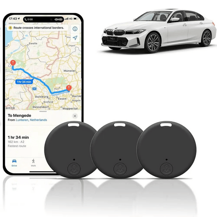 Tre svarta mini GPS-spårare placerade framför en smartphone med karta och en vit bil
